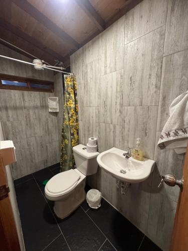 un bagno con un water e un lavandino di Cabaña descanso a Guarne