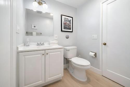 Et badeværelse på #Marbella Lane - Spacious 2BR Home Near Westgate