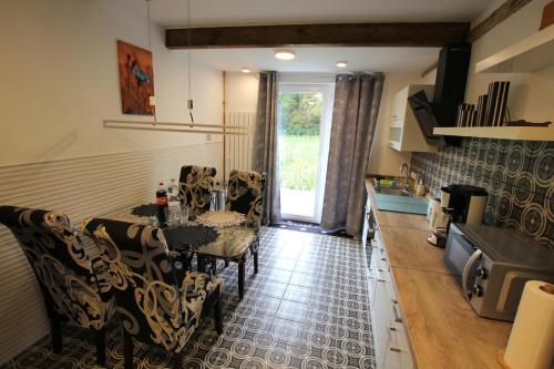 een eetkamer met een tafel en stoelen in een keuken bij Ferienhaus Weideblick in Hymendorf
