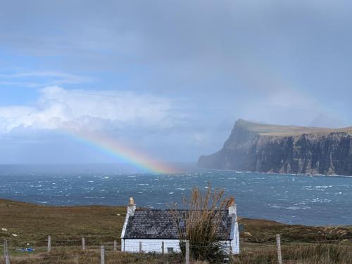 een oud huis met een regenboog op de achtergrond bij Lon Ban House B&B in Glendale