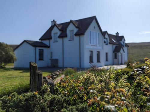 een groot wit huis met een tuin ervoor bij Lon Ban House B&B in Glendale