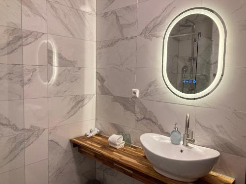 a bathroom with a sink and a mirror at SeeBrauer in Feld am See