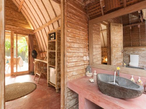 een badkamer met een groot bad in een houten huis bij Villa Palma Gili Meno - Private Pool - Adult Only in Gili Meno