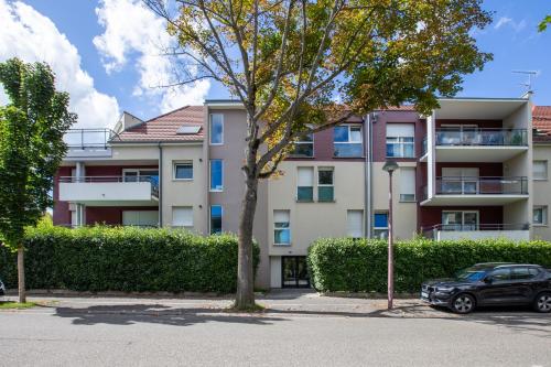 L'Adresse Colmarienne, Escapade en Famille, Terrasse, Garage Privé, Point de départ idéal en toutes saisons, Centre historique Colmar à 10 min à pied, Marchés de Noël, Route des vins d'Alsace, Appartement calme et élégant, Arrivée autonome, Garage à vélos