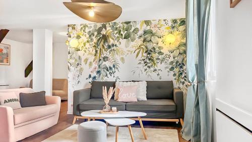 a living room with a couch and a table at Charme alsacien avec piscine, proche Strasbourg et Grand Ried in Nordhouse