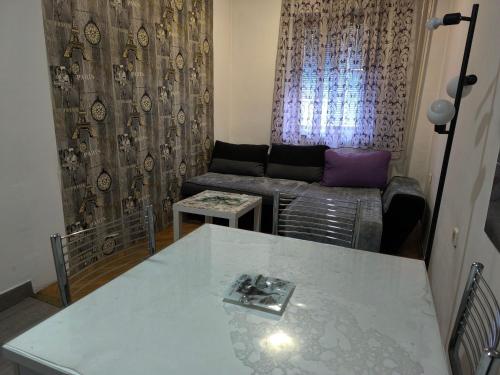 un soggiorno con un divano e un tavolo di Jednosoban stan centar Ela, a Pirot