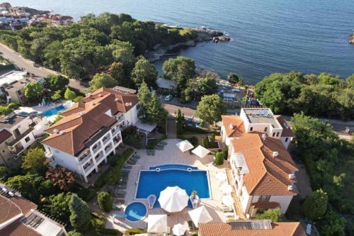 een luchtfoto van een huis met een zwembad bij Paradise Bay D8 Apartment in Sozopol