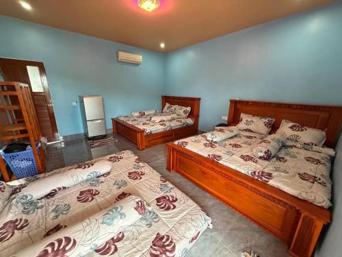 En eller flere senge i et værelse på Blue Ocean Hostel