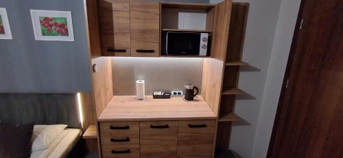 Camera con scrivania, forno a microonde e letto di Willa na Olczańskim Wierchu a Bukowina Tatrzańska