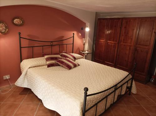 a bedroom with a large bed with red walls at comodo e rilassante in Ucria