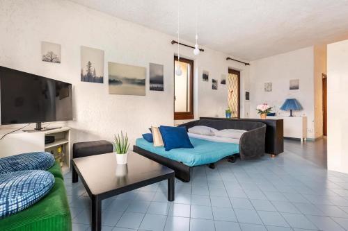 a living room with a couch and a tv at Baia dei Colori in Cure