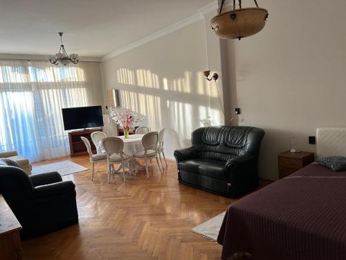 Central City Stylish Apartment - free parking