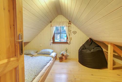 Giường trong phòng chung tại Cabin Near Krkonoše National Park