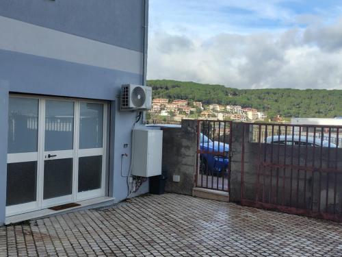 un balcone di un edificio con altoparlante di G&S Belvedere Apartment - Nuoro a Nuoro