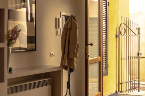 eine Tür zu einem Raum mit einem Heizkörper und einem Fenster in der Unterkunft Loft Altobelli in Rieti