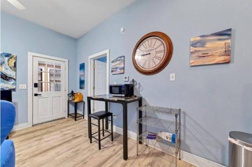 Et tv og/eller underholdning på Jungle House Luxury Homes - Columbus Downtown Short North - Near Convention Center & Nationwide Arena - Free Parking - Pet Friendly - Over 5,800 Five Stars