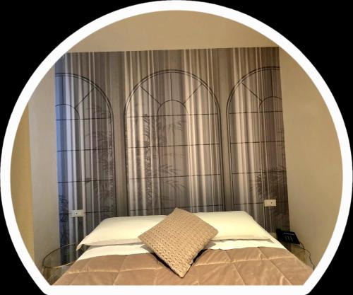 een kamer met een bed en een muur met gordijnen bij Mirarti Boutique Hotel - Witamy in Rapallo