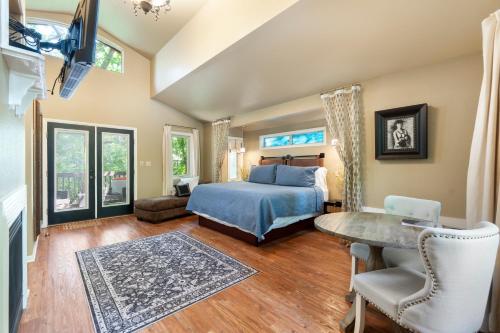 een slaapkamer met een bed en een tafel bij The Grand Treehouse Resort in Eureka Springs