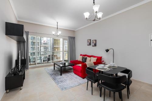 Maison Privee - Comfortable Downtown Apartment with City Skyline Vws