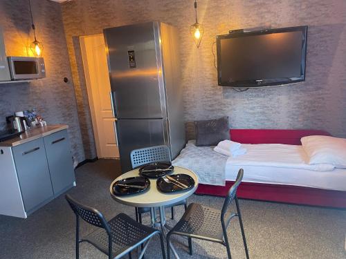 比得哥什Apartamenty Konopnicka的小房间设有一张床、一张桌子和椅子