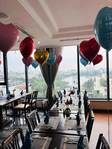 En restaurant eller et andet spisested på Lucien Hanoi Lakeside Hotel & Rooftop