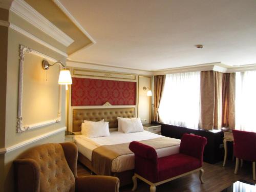 Habitación de hotel con 1 cama y 2 sillas en Kadikoy Park Suites, en Estambul