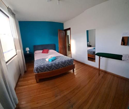 Letto o letti in una camera di Cómodo y acogedor departamento familiar, cerca del casco histórico