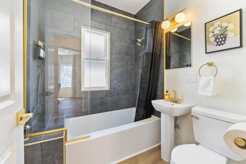 a bathroom with a shower toilet and a sink at New 10-min to Downtown in Oak Park
