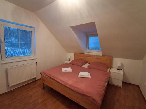 En eller flere senge i et værelse på Vila na Skalce