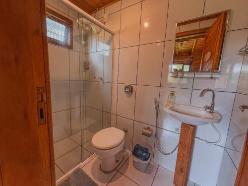 a bathroom with a toilet and a sink at Refúgio do Vale in Urubici
