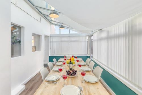 a long dining room with a long table and chairs at Bakers House - 4 Bedrooms - Parking for 3 cars - Dogs welcome in Wells next the Sea