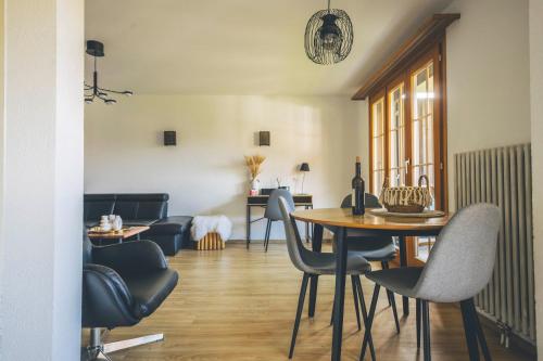 una sala da pranzo con tavolo e sedie di Appartement cocooning à Charmey a Charmey