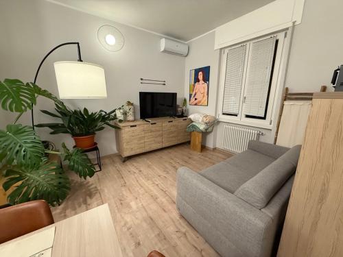a living room with a couch and a tv at Como's Hill Apartments in Lipomo