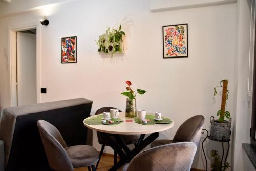 a dining room with a table and chairs at Como's Hill Apartments in Lipomo