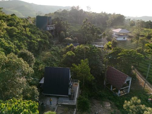 een luchtfoto van een huis in het bos bij Vagamon misty Hills Resort in Vagamon