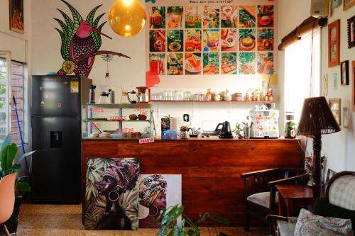 een keuken met een aanrecht en een koelkast bij La Palmera Hostel in Cali