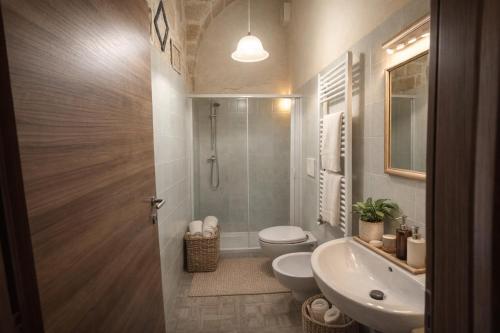 a bathroom with a toilet and a sink and a shower at Dimora delle Badesse in Conversano