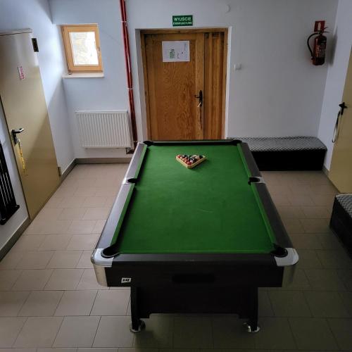 a pool table in a room with a cue ball at Koliba Studencka Politechniki Warszawskiej in Caryńskie