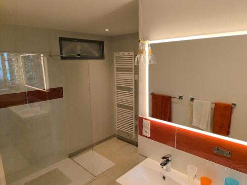 Vonios kambarys apgyvendinimo įstaigoje Maison de Jules