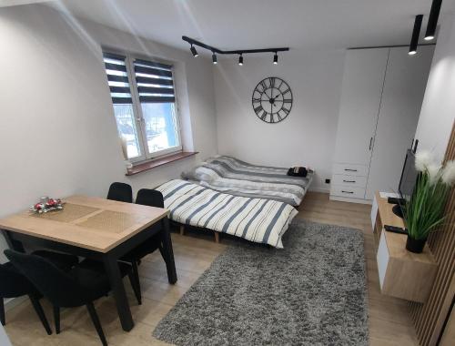 En eller flere senge i et værelse på Apartament w Centrum