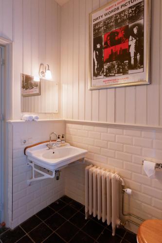 a bathroom with a sink and a radiator at Logement aan de Vecht in Breukelen