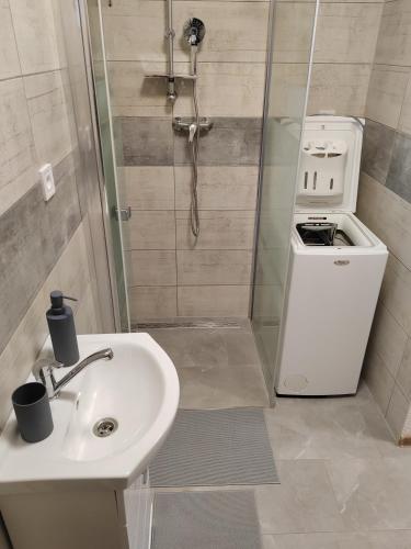 a bathroom with a shower and a sink at APARTMÁN KATKA Stošice - Liptovský Mikuláš, súkromie & pohodlie in Liptovský Mikuláš