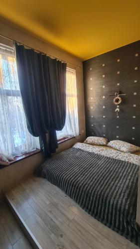 En eller flere senge i et værelse på Cozy Compact Flat in the City Center