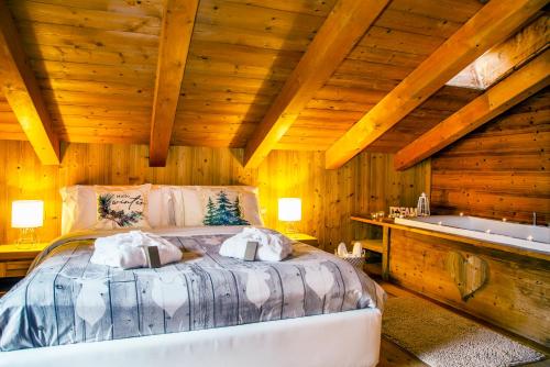 En eller flere senge i et værelse på Bijoux Des Alpes - Mont Blanc Village