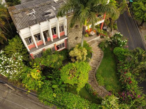 een uitzicht op een huis met een tuin bij La Palmera Hostel in Cali
