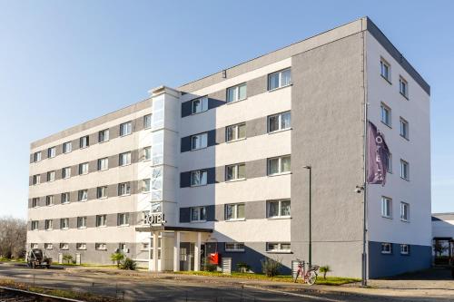een appartementencomplex in een straat bij Hotel 22 in Dessau