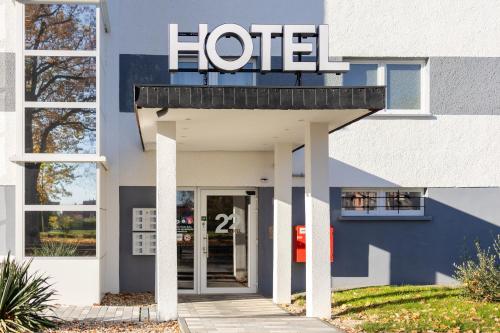 een hotelbord aan de zijkant van een gebouw bij Hotel 22 in Dessau