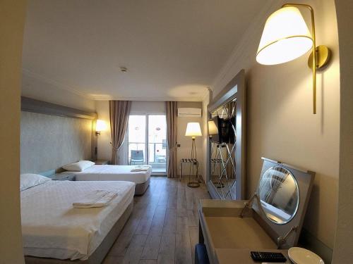 En eller flere senge i et værelse på FIFTY5 Suite Hotel