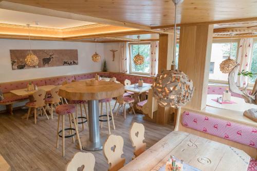 a restaurant with a table and chairs in a room at Atelier Garni Astei in Grossarl
