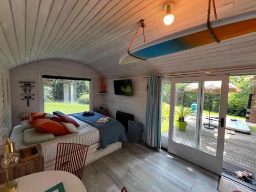 Kama o mga kama sa kuwarto sa MAROSENIA TTIKI - Cabanes et Spa